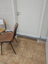 Вход в кабинет врача травмпункта. Что бы уж наверняка...