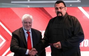 он же вроде в партии уже. причем не в едре) мог бы кстати с Мироновым спарринг провести, тот же в десанте служил
