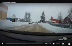 на скрине момент, когда дятел, выезжающий со двора, должен был увидеть рега в просвет между припаркованной бмв и сугробом.
и что бы не заметить движущийся автомобиль надо быть слепым ...