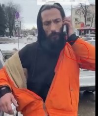 один очень внимательный чел с пикабу, заметил, что на первых же видосах у него виден этот свёрток