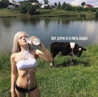 Женщины пытаются поймать ртом сосиску