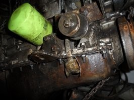 Не сложилась у меня любовь с УМЗ-421. Покупал ГАЗель с этим двигателем. УМЗ-421500 карбюраторный. В придачу ещё один дали практически укомплектованный.
Проблемы начались практически сразу. Машина глохла на ходу. Разобрался, впускной коллектор сочил воздух. Снял, притёр, заменил прокладку - ушло.
Загрузил тонну груза, надо было ехать в область 250 км в одну сторону. Выезжаю с базы, замечаю белый густой дым на спусках. Прогорел третий поршень (как потом выяснилось). Груз отвёз, вернулся без проблем назад, машина даже довольно бодро ехала. За всю дорогу долил два литра масла.
Перебрал второй мотор, заменил.
Прогорела прокладка. Заменил.
И итогом всего стал кулак дружбы. На скорости 110 удар. На трассе свернуть некуда. Загорелась лампочка давления масла. Мотор не заглох. Газанул - лампочка погасла. Сзади облако дыма. 
Проехал ещё метров 500, как раз стоянка. Свернул на неё и уже тогда заглох. На галстуке домой.
Поставил 406 инжектор 150-сильный с Волги и забыл о 421-м как о страшном сне!