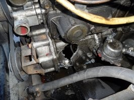 Не сложилась у меня любовь с УМЗ-421. Покупал ГАЗель с этим двигателем. УМЗ-421500 карбюраторный. В придачу ещё один дали практически укомплектованный.
Проблемы начались практически сразу. Машина глохла на ходу. Разобрался, впускной коллектор сочил воздух. Снял, притёр, заменил прокладку - ушло.
Загрузил тонну груза, надо было ехать в область 250 км в одну сторону. Выезжаю с базы, замечаю белый густой дым на спусках. Прогорел третий поршень (как потом выяснилось). Груз отвёз, вернулся без проблем назад, машина даже довольно бодро ехала. За всю дорогу долил два литра масла.
Перебрал второй мотор, заменил.
Прогорела прокладка. Заменил.
И итогом всего стал кулак дружбы. На скорости 110 удар. На трассе свернуть некуда. Загорелась лампочка давления масла. Мотор не заглох. Газанул - лампочка погасла. Сзади облако дыма. 
Проехал ещё метров 500, как раз стоянка. Свернул на неё и уже тогда заглох. На галстуке домой.
Поставил 406 инжектор 150-сильный с Волги и забыл о 421-м как о страшном сне!