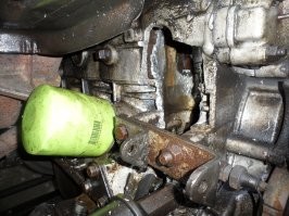 Не сложилась у меня любовь с УМЗ-421. Покупал ГАЗель с этим двигателем. УМЗ-421500 карбюраторный. В придачу ещё один дали практически укомплектованный.
Проблемы начались практически сразу. Машина глохла на ходу. Разобрался, впускной коллектор сочил воздух. Снял, притёр, заменил прокладку - ушло.
Загрузил тонну груза, надо было ехать в область 250 км в одну сторону. Выезжаю с базы, замечаю белый густой дым на спусках. Прогорел третий поршень (как потом выяснилось). Груз отвёз, вернулся без проблем назад, машина даже довольно бодро ехала. За всю дорогу долил два литра масла.
Перебрал второй мотор, заменил.
Прогорела прокладка. Заменил.
И итогом всего стал кулак дружбы. На скорости 110 удар. На трассе свернуть некуда. Загорелась лампочка давления масла. Мотор не заглох. Газанул - лампочка погасла. Сзади облако дыма. 
Проехал ещё метров 500, как раз стоянка. Свернул на неё и уже тогда заглох. На галстуке домой.
Поставил 406 инжектор 150-сильный с Волги и забыл о 421-м как о страшном сне!