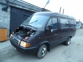 Не сложилась у меня любовь с УМЗ-421. Покупал ГАЗель с этим двигателем. УМЗ-421500 карбюраторный. В придачу ещё один дали практически укомплектованный.
Проблемы начались практически сразу. Машина глохла на ходу. Разобрался, впускной коллектор сочил воздух. Снял, притёр, заменил прокладку - ушло.
Загрузил тонну груза, надо было ехать в область 250 км в одну сторону. Выезжаю с базы, замечаю белый густой дым на спусках. Прогорел третий поршень (как потом выяснилось). Груз отвёз, вернулся без проблем назад, машина даже довольно бодро ехала. За всю дорогу долил два литра масла.
Перебрал второй мотор, заменил.
Прогорела прокладка. Заменил.
И итогом всего стал кулак дружбы. На скорости 110 удар. На трассе свернуть некуда. Загорелась лампочка давления масла. Мотор не заглох. Газанул - лампочка погасла. Сзади облако дыма. 
Проехал ещё метров 500, как раз стоянка. Свернул на неё и уже тогда заглох. На галстуке домой.
Поставил 406 инжектор 150-сильный с Волги и забыл о 421-м как о страшном сне!