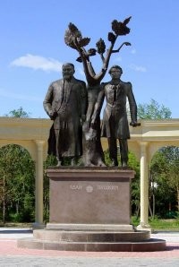Это пыль в глаза. Противозаконные единичные наезды РУССКОГОВОРЯЩИХ казахов, чтобы вентилятор не простаивал. 
Ни один ушлёпок не вправе наезжать на простых людей. Есть полиция, есть прокуратура - пусть пишут заявление туда или у#бывают с глаз долой.
Абай был великим почитателем Пушкина. А казахи очень гордятся своим поэтом и переводчиком многих произведений Александра Сергеевича на его родной язык. Если мешают русские вывески пусть судятся, а заодно обновят свой памятник.