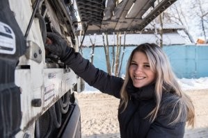 Пошляки, она просто стирает и сушит.