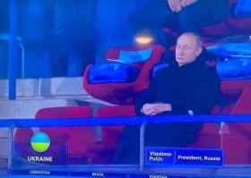 Смешно ! 
Путин закрыл глаза во время прохода украинской делегации спортсменов. 
Чего не вижу, того нет ! )))