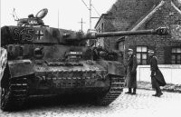 Третьи "пазики" к 44 году практически выбыли все, точнее все их остатки переделали в Штугги. А вот T-IV и T-VI Tiger наши часто путали, в темноте да с расстояния они очень похожи, особенно последние серии четверок, после замены ствола на L48 схожесть усилилась. Исходя из года события можно с уверенностью сказать, что скорее всего это были бы  PzKpfw IV Ausf H. 

Для сравнения, можно взять Тигры того же периода, естественно это Pz.VI Ausf E