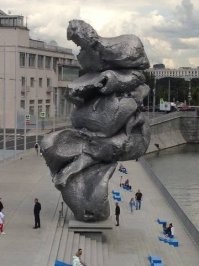 Кусок г.... в центре Москвы, на набережной и кубик жёлтого металла в Центральном парке Нью-Йорка... БЕЗ КОММЕНТАРИЕВ.