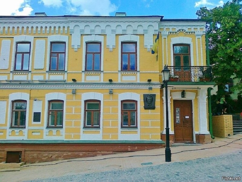 Никто не будет удивлён, если в Куеве закроют музей Булкагова.
Если уж  на Украине памятники Суворову сносят...