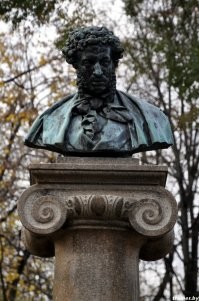 Какой то хреновый пример. Вот памятник Пушкину в Кишиневе, но это совсем не помешало молдавским националистам перейти на латинскую графику и пройтись по всем рускоговорящим репрессиями. Начиная от переиначивания фамилий на румынский манер до увольнения с работы по языковым критериям.