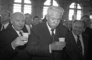 У Ельцина такое <span style='color:gray'>[мат]</span>, как будто он думал, что в стакане водка, а там оказалась какая-то кислая херня.