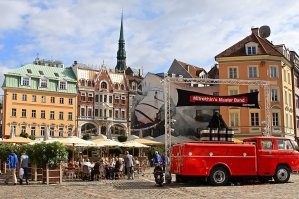 Согласен, кругом одни пивнушки и магазинчики, загадили старушку. Домская площадь летом, одна сплошная пивная, музыка со всех дырок, кругом гул. Короче полный писец.