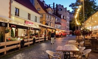 Согласен, кругом одни пивнушки и магазинчики, загадили старушку. Домская площадь летом, одна сплошная пивная, музыка со всех дырок, кругом гул. Короче полный писец.