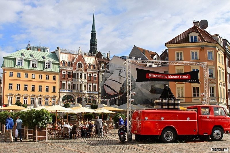 Согласен, кругом одни пивнушки и магазинчики, загадили старушку. Домская площадь летом, одна сплошная пивная, музыка со всех дырок, кругом гул. Короче полный писец.