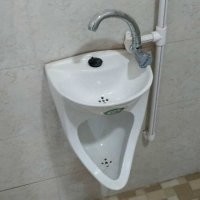 А что тут не так?
С европейскими ценами на воду очень актуально, и в раковину ссать не нужно... :)