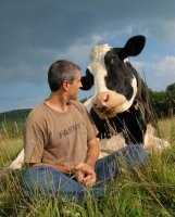 Напомнило анекдот:

Фермер вызвал специалиста по искусственному осеменению. Тот приехал, сделал своё дело, сел в свой пикап и собрался было уже уезжать... Да не тут-то было! Коровы окружили машину и не дают ему даже с места двинуться. Ну, ветеринар открывает окно, машет рукой и кричит: "А ну пош-шли отсюда!" И тут одна корова просовывает голову в окно и, смотря на ветеринара грустными глазами,  говорит: "А поцеловать?!"