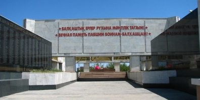 Телевизор вместо Вечного огня: небольшой посёлок удивил россиян