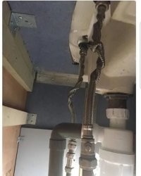 По поводу дальней подводки ещё могу понять, перекрутили при закручивании. Но как можно было перекрутить ближнюю подводку в обратную сторону?