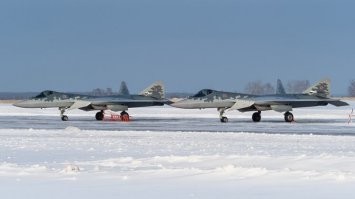 4 февраля 2022 года спотеры (фотограф, специализирующиеся на съёмках самолётов) в аэропорту Толмачёво смогли снять на фотокамеру сразу два истребителя Су-57. Это новейшие истребители России пятого поколения. Таким образом, отмечают военные эксперты, удалось получить документальное подтверждение передачи очередных новых самолётов этой серии в вооружённые силы страны.
nsktv.ru
С каких пор педивикия стала достоверным источником информации.