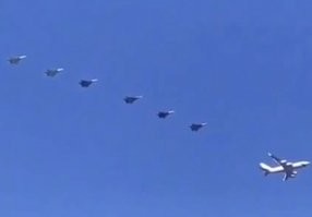 2 только заснято. И то, потому что сели на гражданском аэродроме. А вот группа Су-57 эскортирует президентский самолёт. Их явно не 2