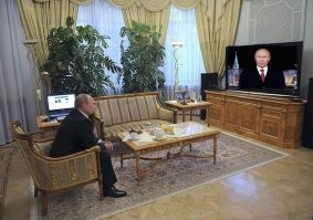 Путин даже на дистанции от изображения Путина в телеке. Изображение не проходило две недели обсервации