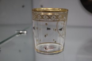 Хороший пост автор !! Вот только вспомнилась еще одна история ..
+++++++++++++++++++
Сначала трактиры считались местом для привилегированной публики   дворян, чиновников, иностранцев. Большая часть населения и вовсе не ходила в такие заведения: людей отпугивали высокие цены. Тогда Петр I обязал владельцев трактиров «заманивать» посетителей: снижать цены и предлагать первую рюмку водки бесплатно. Император считал, что после этого гости обязательно останутся в трактире и закажут что-то еще. Однако посетители выпивали бесплатную рюмку и уходили.

Чтобы не терпеть убытки, владельцы питейных заведений решили сделать для первой рюмки специальную емкость. Она получила название «муха» из-за маленького объема в 10–15 миллилитров (это примерно одна столовая ложка) и небольшого размера.
+++++++++++++++++++++++++++++++++++