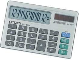 У меня давным-давным-давно, больше 10 лет калькулятор с двойным питанием: "таблетка" и солнечная батарея, ни разу батарею ещё не менял, такой: