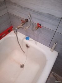 А тут то что не так? 
Ну нет у владельца на данный момент смесителя... Может денег нет, может ремонт еще полным ходом идет, может это загородный дом, который еще достраивается, а ополоснуться иногда хочется или воды набрать...