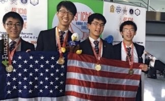 (Победители олимпиады по физике - сборная США)

Ну молодец КИТАЕЦ!!!
При чём тут америка???
Нейтан родился 5 мая 1999 года в Солт-Лейк-Сити (штат Юта, США) в семье ЭМИГРАНТОВ из Китая. Его китайское имя   Чэнь Вэй (кит. упр. 陈巍).
Тренеры: Стефани Гросскап, Евгения Чернышова, Марина Зуева...