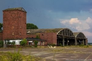 по взлетной полосе многие на машинах или мотоциклах любят погонять! место позволяет, жилых комплексов и гостиниц  нет (пока)!