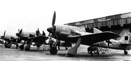 по взлетной полосе многие на машинах или мотоциклах любят погонять! место позволяет, жилых комплексов и гостиниц  нет (пока)!