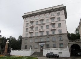 Дизайнер за что-то мстил заказчику? 
Или они одной сплочённой командой борются с красотой этого мира?)
 А вот сам дом, по внешнему виду в нем трудно заподозрить такую начинку))