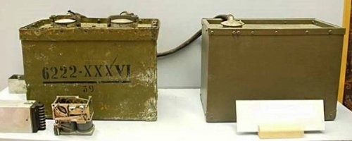 Ф-10, это как бы не мина в классическом понимании, это прибор, который может принять зашифрованный сигнал (через 30 метровую прикопанную антену), обработать его и выдать команду на детонацию ВВ.
В Харькове советские сапёры закапали 350 КГ взрывчатки, собственно по этому дом и взлетел на воздух.
На фото Ф-10 + аккумуляторная батарея. 350 кг взрывчатки (допусти тринитротолуол), это где-то по объёмам как большой платяной шкаф, доверху набитый пачками, вроде пачек от сливочного масла.
Думаю, сапёры не в одном месте сконцентрировали все 350 кг, ибо не шибко эффективно, а грамотно распределили килограмм по 30-50, по всей площади подвала здания, недалеко от несущих стен, чтоб даже если не все заряды сработают, или по какой-то причине взрывная волна окажется не сильно эффективной (пойдёт наружу), то в таком случаи, стены чтоб гарантированно сложились и завалили обломками всех кто находился внутри.