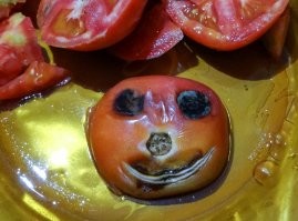 Помидор с улыбкой