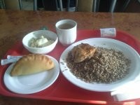 Ученики из разных стран показали, что они едят на обед в своих школах