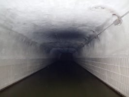 Неплохо все сохранилось. И как уже говорили, удивительно, что на фото все сухо. Вот к примеру  туннель, но это уже серьезная глубина залегания. И воды здесь 1,2 метра. Фото с лодки (да иногда под землю и лодки и акваланги таскать приходится, но это уже не для развлечения, а по работе)