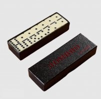 "Благодаря компактным размерам коробочки её можно было носить везде с собой в кармане."  Автор, ты "коробочку" эту живьем видел, или только на картинках? Компактная, епт.