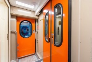 Сейчас кнопочкой (на картинке справа около двери) открываются и закрываются  и на ходу дверь не открыть