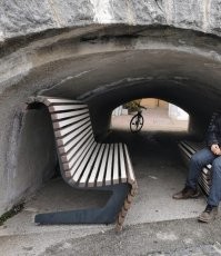 Скамейки под мостик затащили те, кому капало под навесом.