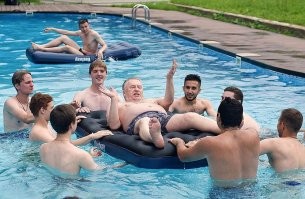 Ну Жирик-то известный шалун