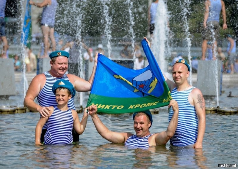 Кошки обычно не прыгают в фонтан...