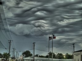 Облака асператус
Undulatus asperatus, или шероховато-бугристые волны. Этот тип облаков, имеющих довольно  мистический образ, был внесен в классификацию сравнительно недавно по решению главы  общества исследователей облаков.