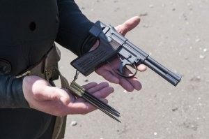 как говаривал дядюшка Альберт, всё в нашем мире относительно)) смежный угол с классическим будет как раз тупым - и да он тоже "угол между траекторией пули и водной поверхность"  Это так, легкое занудство.
Сам Пост писал школьнег, без обращения к науке, объяснений, фактических доводов - тупо выложил результаты полевых испытаний. Ещё и донести до аудитории правильно не смог; часть фактов вранье (про мушкет). "Без окон, без дверцов, полна жопа огурцов" (с)
По-хорошему, баллистике, плотности и вязкости тут должна уделяться основная мысль. И заканчиваться подводным оружием - которое способно преодолевать толщу воды.
Одно из главных понятий в баллистике для стрельбы на прямую дальность (не навесом) "поперечная нагрузка". По идее винтовки должны были пронзить водную толщу намного лучше пистолета или дробовика, которые в воздухе очень уступают нарезному оружию. Дело в нарезах и закручивании пули. Эта характеристика просчитана для воздушной среды; но в воде пуля опрокидывается и летит уже не носом вперед, а как попало, тем самым теряя всю свою кинетическую энергию и преимущества перед гладкоствольным оуржием.
Именно это учли наши оружейники при разработке АПС и СПП-1. От нарезов пришлось отказаться, а пулю вытянуть в несколько раз (увеличить ту самую поперечную нагрузку). Оружие боевых пловцов стреляет на рекордные 30 метров для снаряда без двигателя. Есть еще гарпуны, но они намного скромнее в точности и дальности.