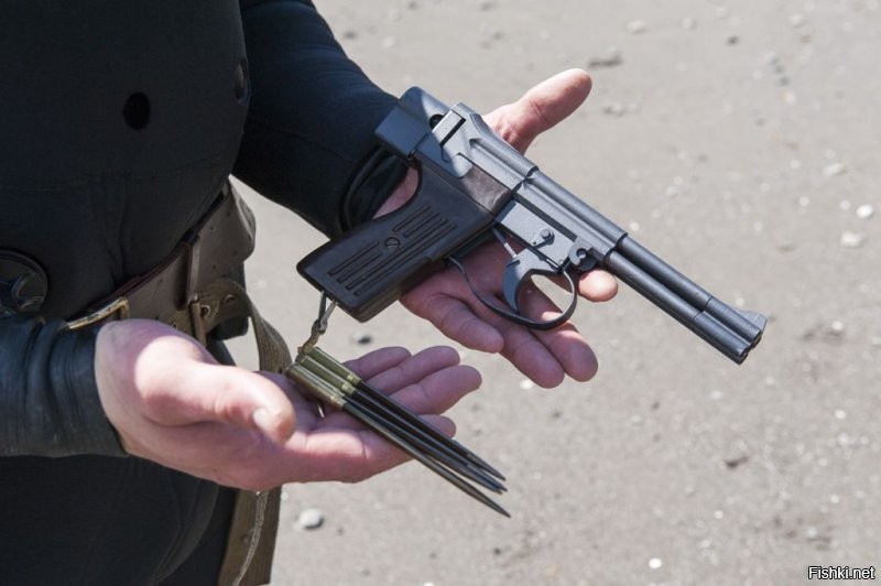 как говаривал дядюшка Альберт, всё в нашем мире относительно)) смежный угол с классическим будет как раз тупым - и да он тоже "угол между траекторией пули и водной поверхность"  Это так, легкое занудство.
Сам Пост писал школьнег, без обращения к науке, объяснений, фактических доводов - тупо выложил результаты полевых испытаний. Ещё и донести до аудитории правильно не смог; часть фактов вранье (про мушкет). "Без окон, без дверцов, полна жопа огурцов" (с)
По-хорошему, баллистике, плотности и вязкости тут должна уделяться основная мысль. И заканчиваться подводным оружием - которое способно преодолевать толщу воды.
Одно из главных понятий в баллистике для стрельбы на прямую дальность (не навесом) "поперечная нагрузка". По идее винтовки должны были пронзить водную толщу намного лучше пистолета или дробовика, которые в воздухе очень уступают нарезному оружию. Дело в нарезах и закручивании пули. Эта характеристика просчитана для воздушной среды; но в воде пуля опрокидывается и летит уже не носом вперед, а как попало, тем самым теряя всю свою кинетическую энергию и преимущества перед гладкоствольным оуржием.
Именно это учли наши оружейники при разработке АПС и СПП-1. От нарезов пришлось отказаться, а пулю вытянуть в несколько раз (увеличить ту самую поперечную нагрузку). Оружие боевых пловцов стреляет на рекордные 30 метров для снаряда без двигателя. Есть еще гарпуны, но они намного скромнее в точности и дальности.