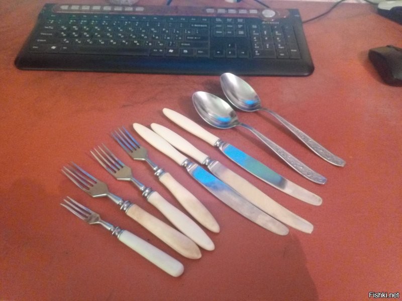Столовый набор - ножи, вилки, ложки до сих пор есть и пользуюсь, белые ручки только у вилок и ножей, ложки обычные, цельнометаллические.