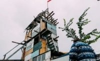 А дверей то нету чтоб закрытся. Если думаете что там где дверь-дверь, то там дверь стена