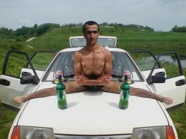 Мне кажется тут внук, сын или иной родственник, решил монетизировать бабушку, проинструктировав её и отправив на сделку по продаже вместо себя. Типо усыпить  бдительность покупателя, вроде ж бабушка. значит скорее всего не будет яростно лгать и маловероятно что лихачила или что-то шаманила в машине. Это ж просто вариация на тему "Девушка продаёт машину, которую ей купили чтоб в инстиутут ездить, а теперь она уже взросался, эту продаёт и хочет купить минивэн, потому что унеё семья появилась. Машина использовалась только для поездок за покупками и в институт туда- обратно". А на самом деле, это какой-нить ушлый хач, на  этой колымаге 10 лет ездил по деревням, скупал кур, овощи, фрукты и гнал на всех парах обратно в город, чтоб с лотка продать, а после подшаманив уже доживающую своё "ласточку", реши втюхать какому-нить лоху, под прикрытием красивой легенды.
Только вместо девушки - бабушка, вместо института - дача или ПФР.