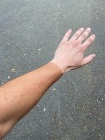У меня после дачного сезона тоже такой же загар: привык всегда работать в тонких нитяных перчатках.